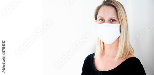 Foto woman wearing social distance mask for prevention of corona virus