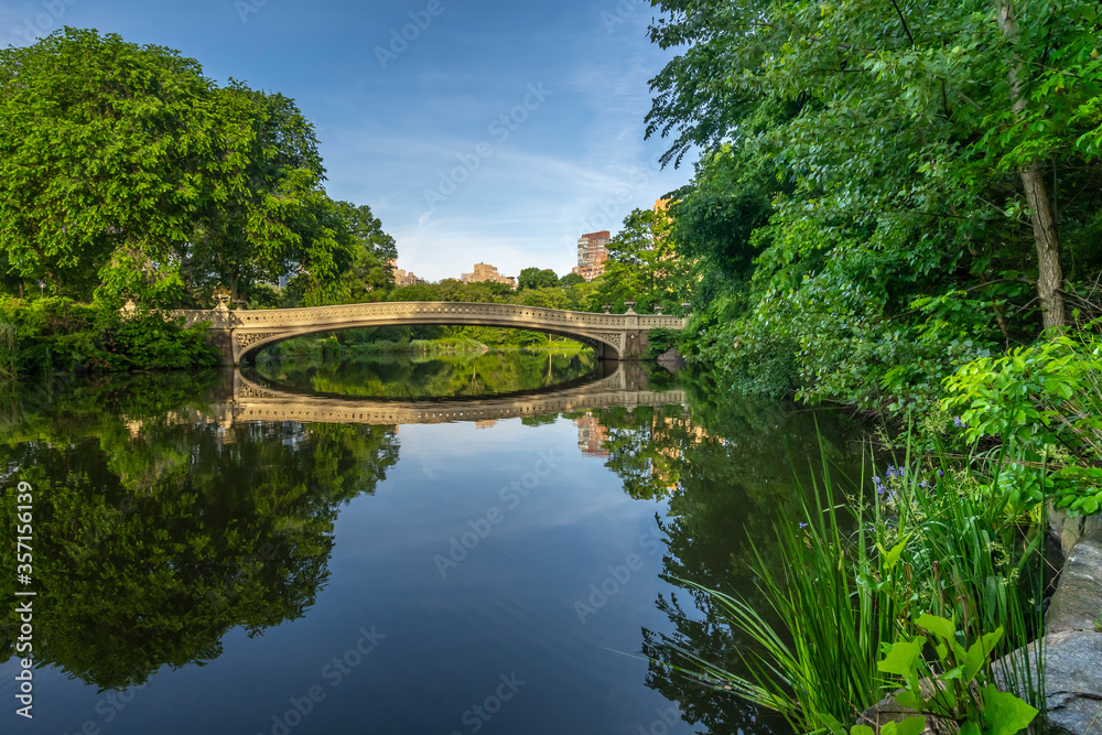 Fototapeta premium Bow bridge in early spring