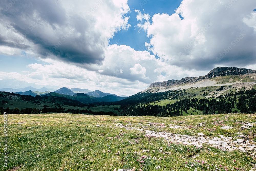 Paysage de montagne avec un ciel nuageux - Drôme, France