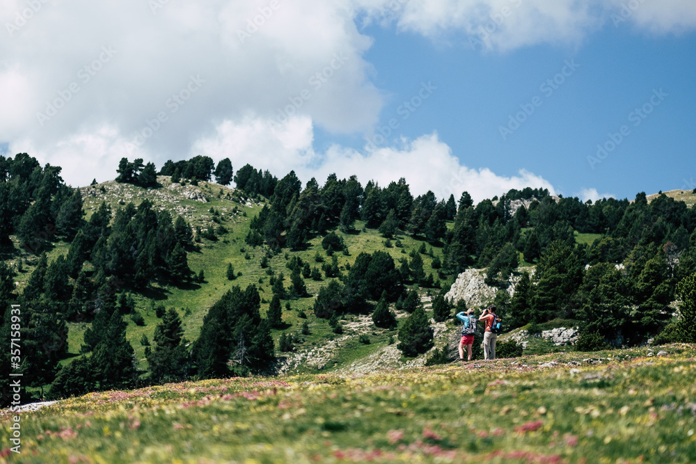 Deux randonneuses en train d'observer le paysage de montagne - Drôme, France