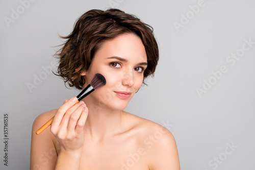 Фотография Closeup photo of beautiful attractive lady short hairdo hold professional makeup