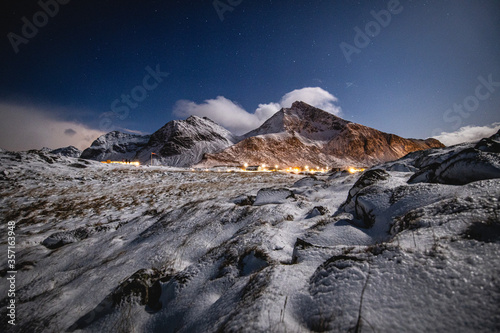 Norwegen Lofoten verschneites Ramberg bei Nacht