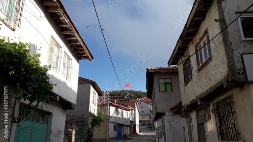 Türk bayrağının gölgesinde köy evleri