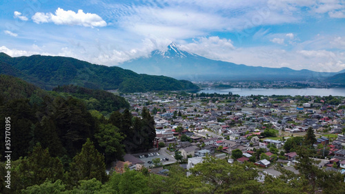日本の山と街並み