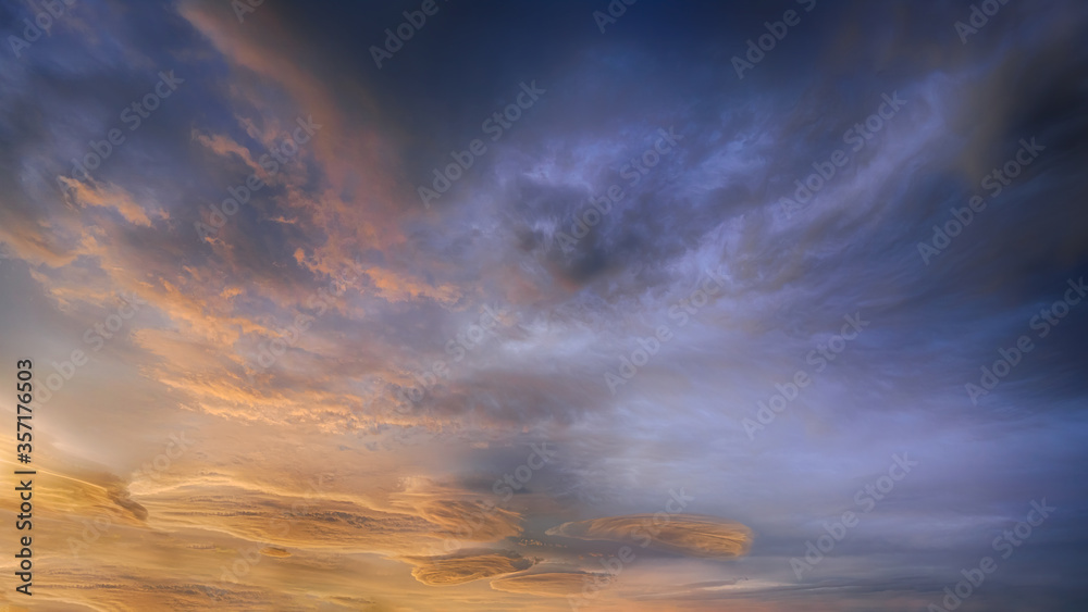 Fototapeta premium background of amazing cloudscape with dramatic sunset clouds in sky
