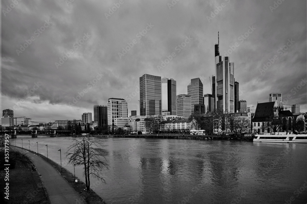 Fototapeta premium Skyline of frankfurt with the river main