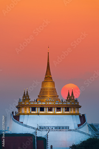 golden mountain in bangkok © anake