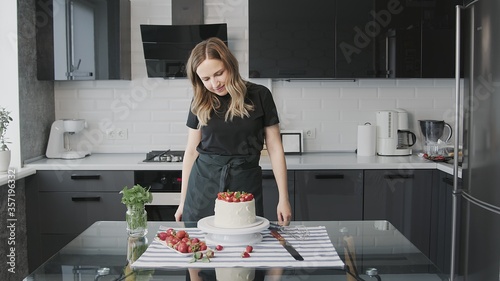 Schilderij op canvas Cooking cake at home
