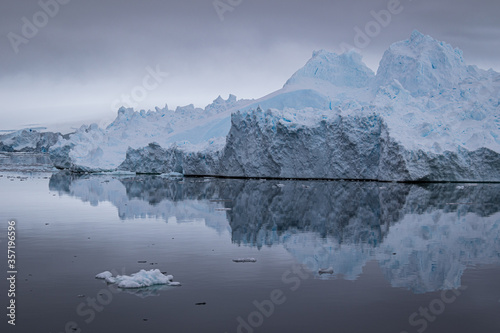 Fototapeta Naklejka Na Ścianę i Meble -  Icebergs along the Grandidier Channel, Antarctica