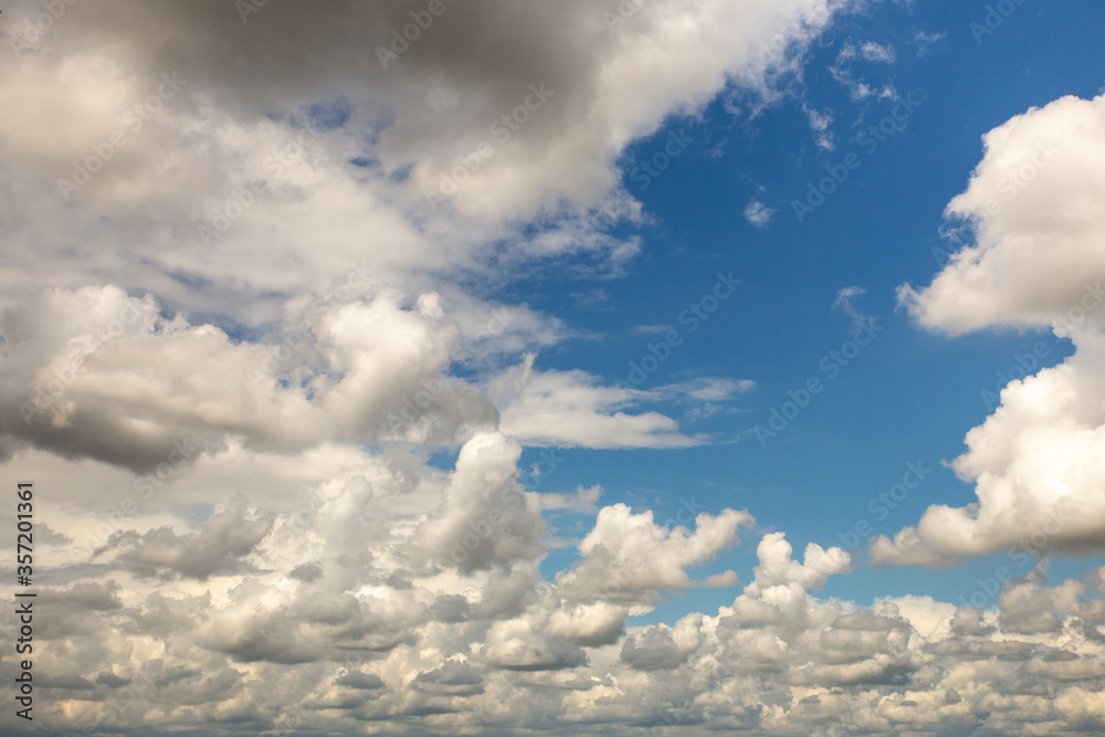 Obraz premium Blue sky and white and gray clouds