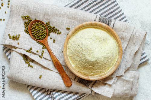 Fototapeta Naklejka Na Ścianę i Meble -  Bowl of mung beans flour and grain in spoon
