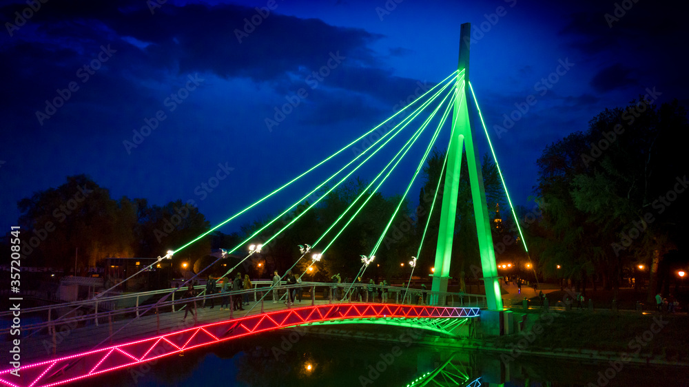 Obraz premium Glowing bridge on the waterfront.