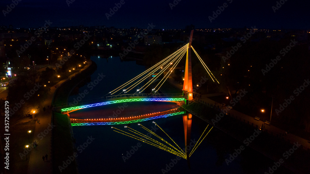 Obraz premium Glowing bridge on the waterfront.