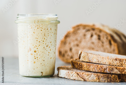 Valokuva Fresh sourdough baking. Yeast dough and fresh baked bread.