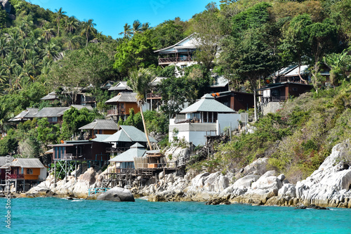 Beautifully located beach houses in Koh Tao with large rocks and the sea