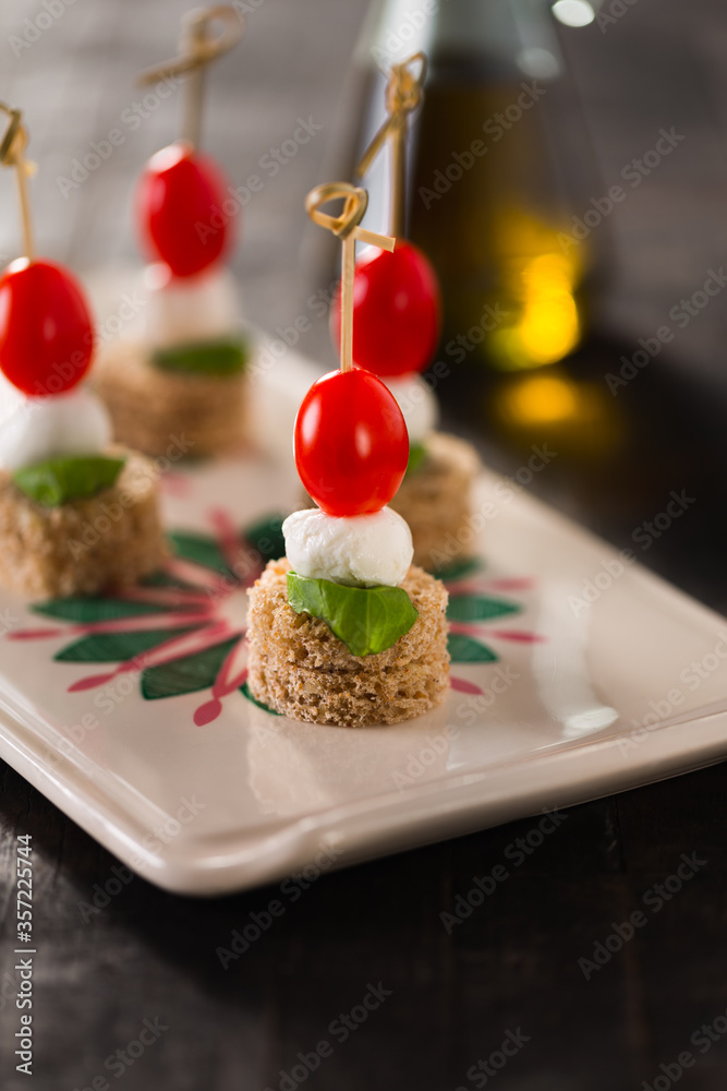 Fotografie mini caprese - italian catering snack