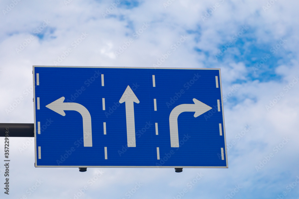 右折 直進 左折 日本の道路標識 Stock Photo | Adobe Stock