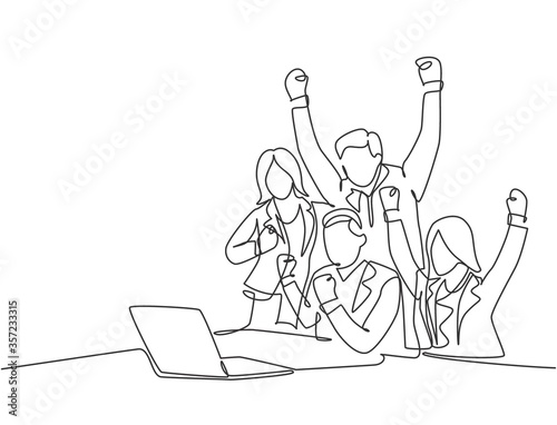 One continuous line drawing of young happy male start up CEO and his subordinates celebrating their success achieve the business target. Team work goal concept single line draw design illustration