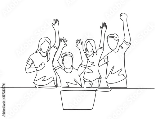 One continuous line drawing of young happy female start up CEO and his subordinates celebrating their success achieve the business target. Team work goal concept single line draw design illustration