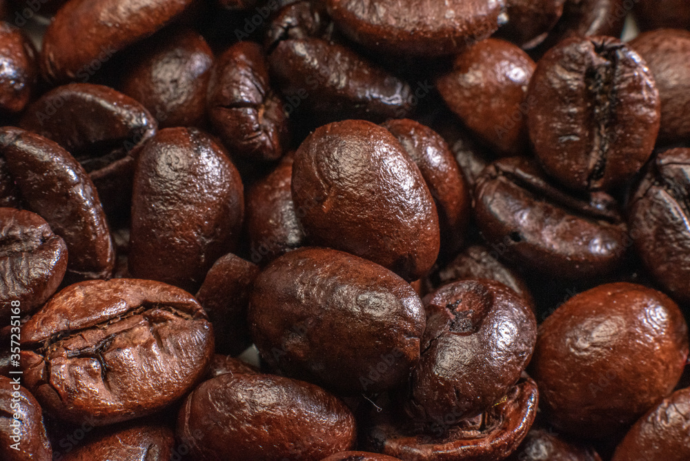 Naklejka premium close up roasted coffee beans, background