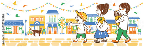 街並み　親子　夏