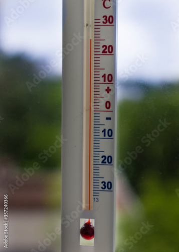 Measurement of air temperature in the street.window thermometer