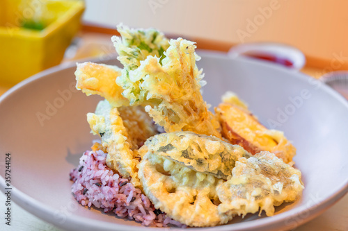 Foto Close-up on Japanese dishes of battered and deep fried assortment of vegetables
