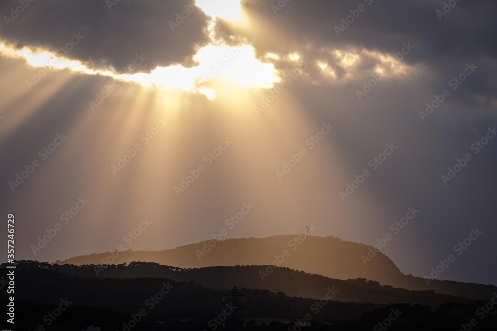 rayos divinos sobre el Puig de Cura, viña des pou de Sa Carrera, viñas Mesquida Mora, Porreres, Mallorca, balearic islands, Spain