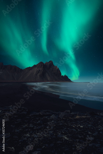 Fotografia Beautiful View of Mountains in Iceland with Nordic Northern Lights and oceanside