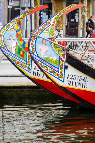 moliceiros en el Canal Central, Aveiro, Región Centro Portugal photo