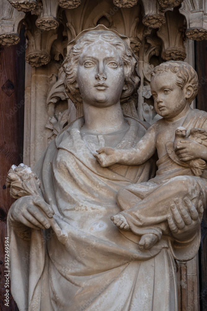 virgen y el niño, Portal del Mirador, Catedral de Mallorca,  La Seu,l siglo XIII. gótico levantino, palma, Mallorca, balearic islands, Spain