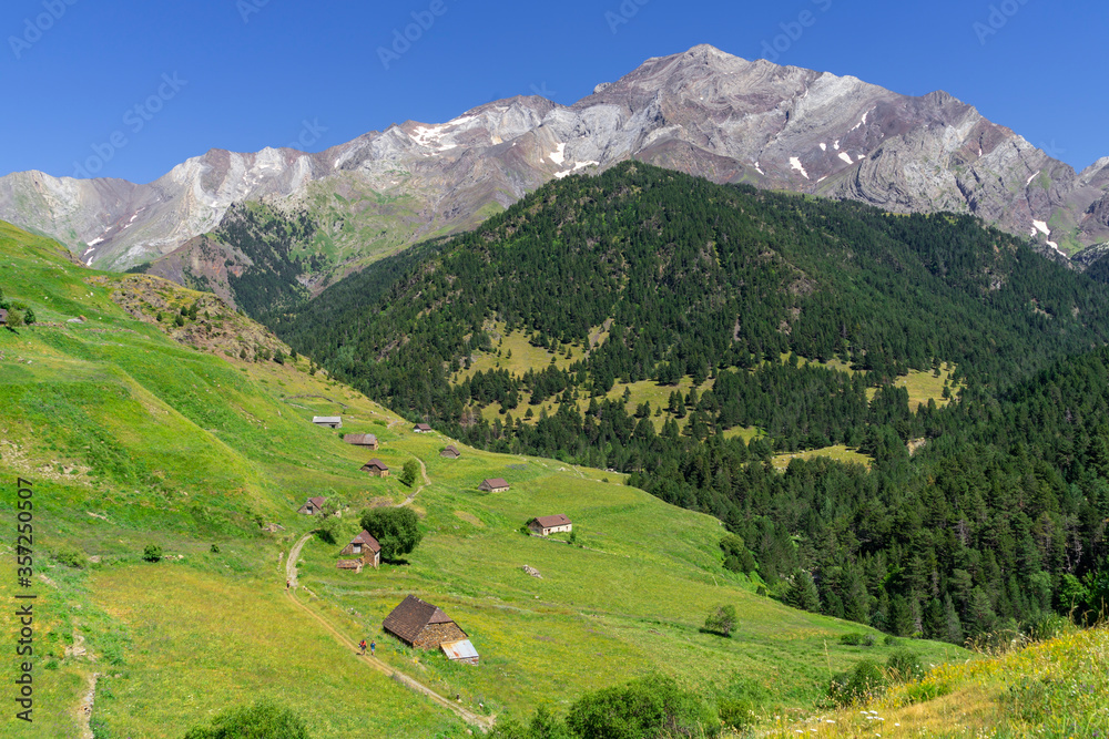 granjas de biadós y   pico Posets, 3371 mts, Valle de Añes Cruces, parque natural Posets-Maladeta,  Huesca, cordillera de los Pirineos, Spain