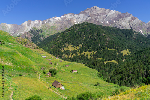 granjas de biadós y pico Posets, 3371 mts, Valle de Añes Cruces, parque natural Posets-Maladeta, Huesca, cordillera de los Pirineos, Spain