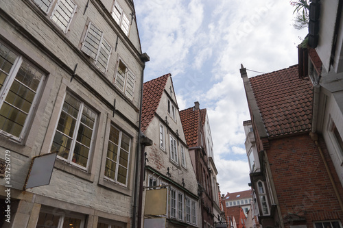 Alte Häuser in den engen Gassen des historischen Altstadtviertel "Schnoor" in Bremen