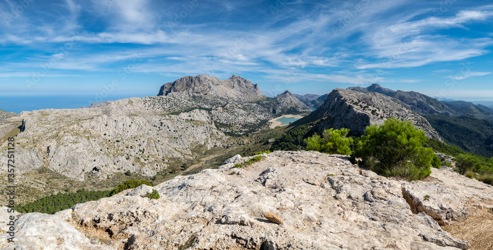 escursionista contemplando el valle de Binimorat y el Puig Major, 1445 metros de altitud, Paraje natural de la Serra de Tramuntana, Mallorca, balearic islands, Spain