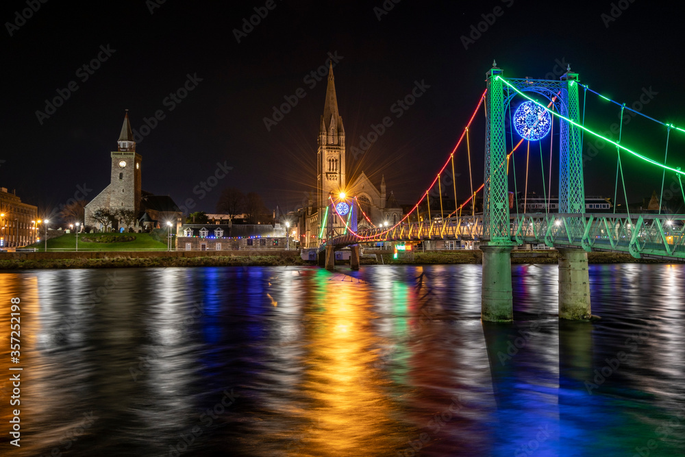 Naklejka premium Greig Street Bridge sobre el rio Ness, Inverness, Highlands, Escocia, Reino Unido