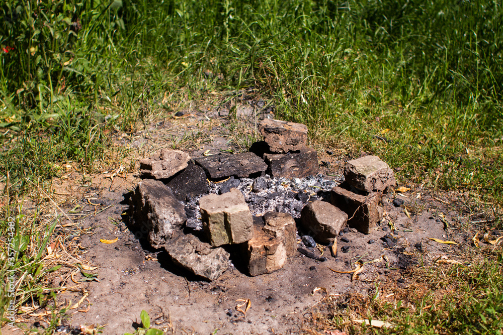 Obraz premium bricks and campfire in the forest