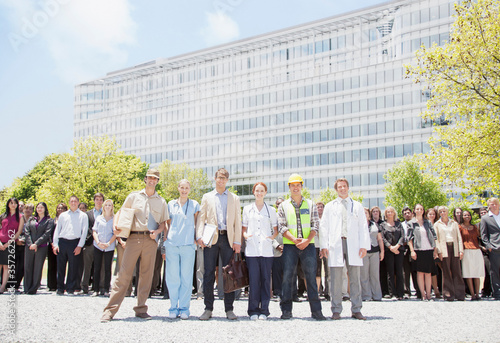 Obraz na plátne Portrait of professionals workers with crowd of business people