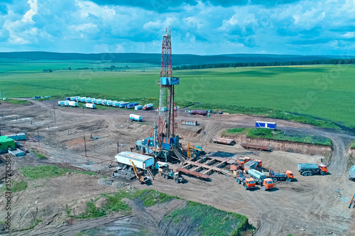 Drilling rig for oil well drilling. Equipment for drilling oil a