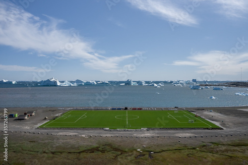 Terrain de football synthétique à Qeqertasuaq, Groenland.