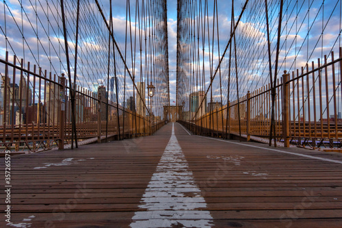 Fototapeta USA, New York, New York City, Diminishing perspective of Brooklyn Bridge
