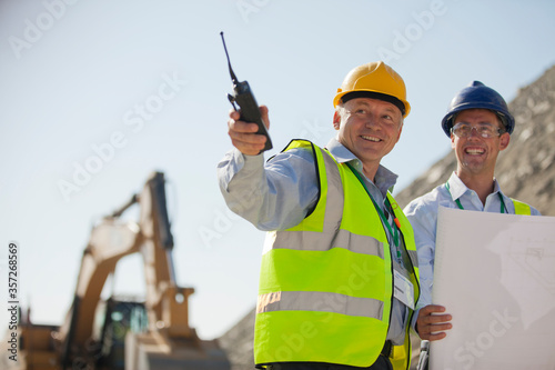 Fotografiet Businessmen talking in quarry