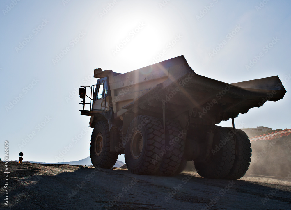 Obraz premium Silhouette of truck in quarry