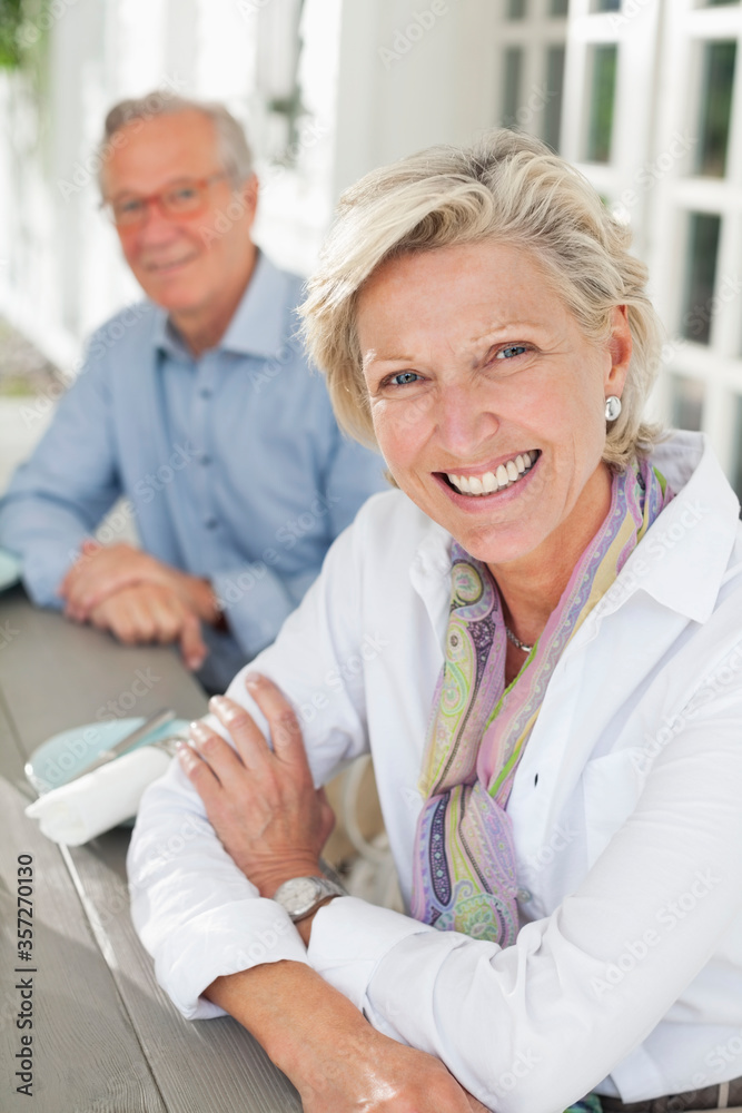 Obraz premium Couple smiling together at table