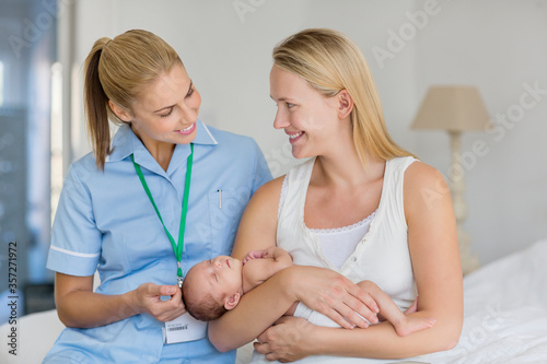 Konstfotografi Mother and nurse with newborn baby