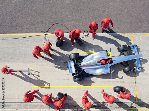 Obraz na płótnie Racing team working at pit stop
