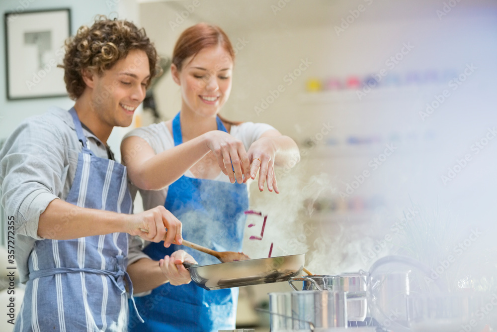 © Tom Merton/KOTO - Couple cooking in kitchen © Tom Merton/KOTO - Couple cooking in kitchen
