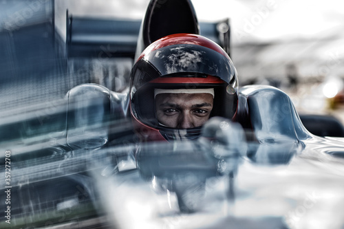 Quadro su tela Racer sitting in car
