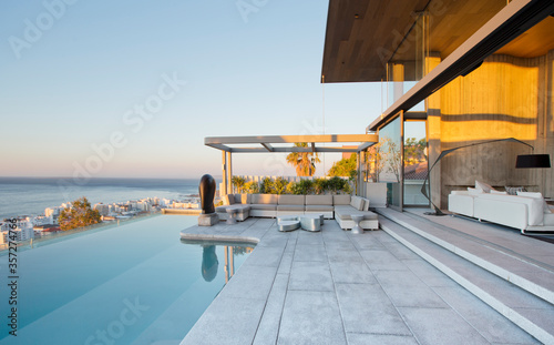 Canvas Print Infinity pool and patio of modern house