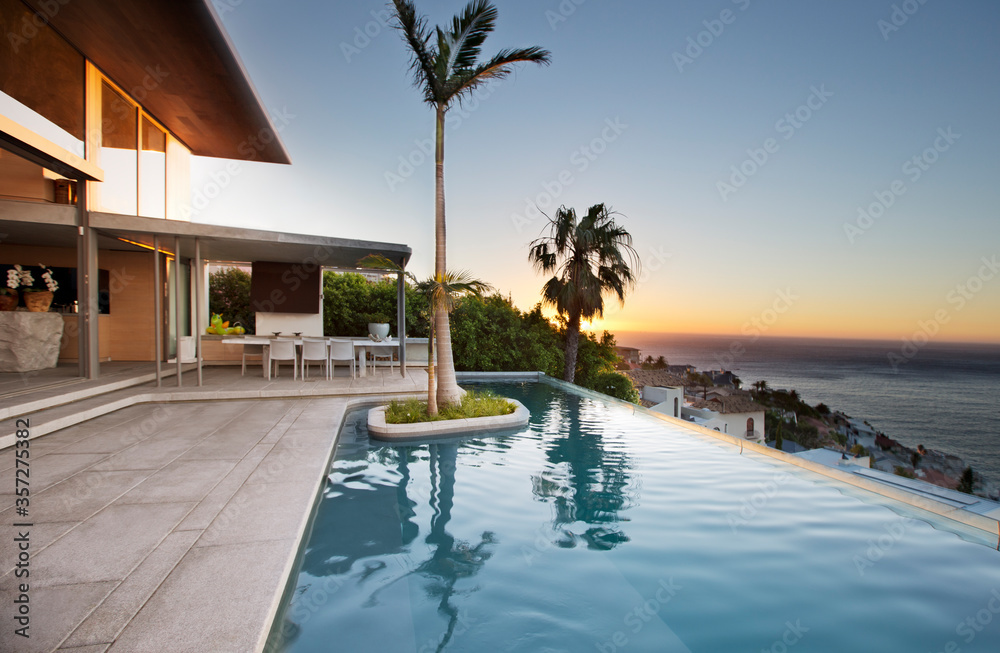Fototapeta premium Palm tree in infinity pool